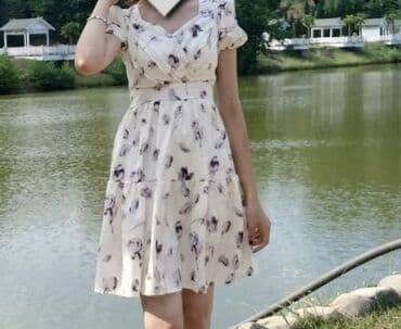 qadin kostyum modelleri 2020: Qadın yay donu - Rəng: açıq krem fon üzərində incə çiçək/yarpaq — 1