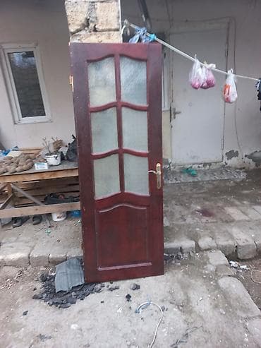 Taxta qapı və oturacaq dəsti - Qapı: Tünd qəhvəyi rəngli taxta qapı — 1