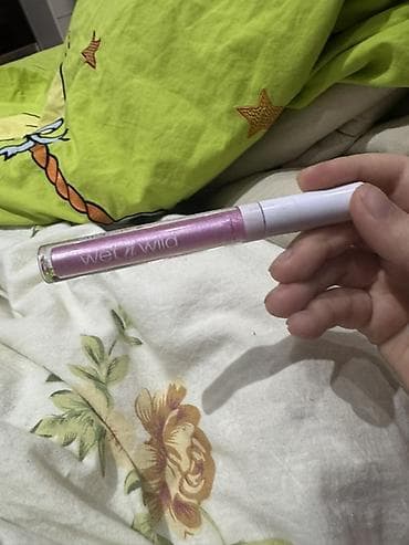 Wet n Wild MegaSlicks Lip Gloss – bənövşəyi/çalarlı çəhrayı parıltı -