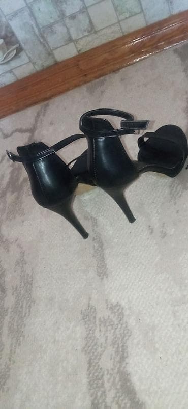 Qadın ayaqqabısı – klassik zərif sandal. Bir defe geyinilib