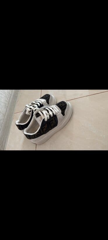 женские кеды сникерсы: Fendi kişi/kadın idman ayaqqabısı - Model: Fendi monoqramlı low-top — 1