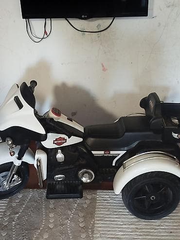 ev masin: Uşaq üçün elektrikli üçtəkərli motosiklet - Rəng: ağ/qara - Korpus — 3
