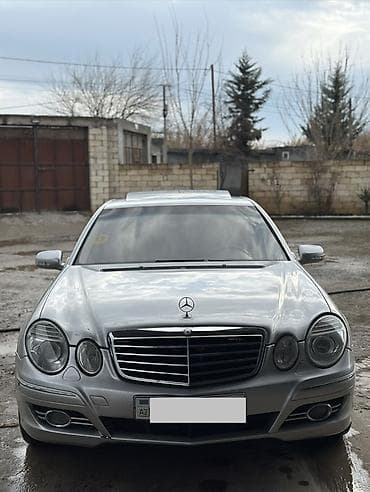 Mercedes-Benz E-Class: 2.2 l | 2002 il Sedan