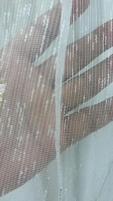 Ağ rəngdə, zolaqlı dizaynı olan tül pərdə. Yüngül və şəffaf materialı