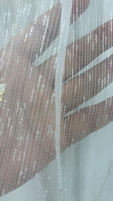 metbex tulleri: Ağ rəngdə, zolaqlı dizaynı olan tül pərdə. Yüngül və şəffaf materialı — 1