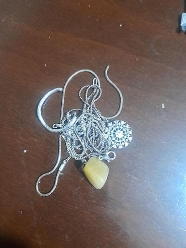 Zinət əşyaları dəsti – gümüş rəngli zəncirlər və sarı daş asma - Bir