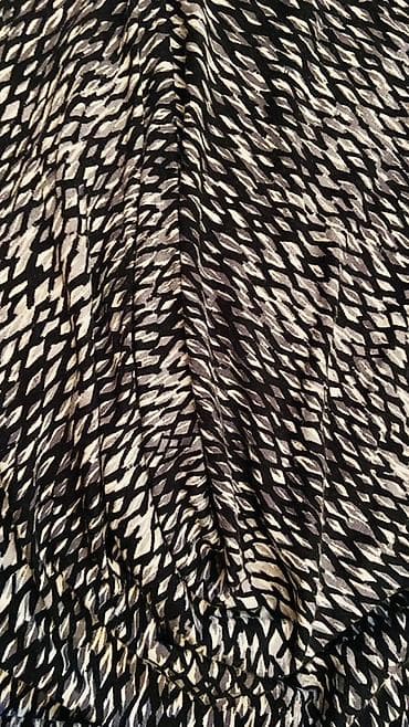Qadın bluzu – qara-ağ naxışlı, V-yaxalı, qısa qollu (cap sleeve) — 3