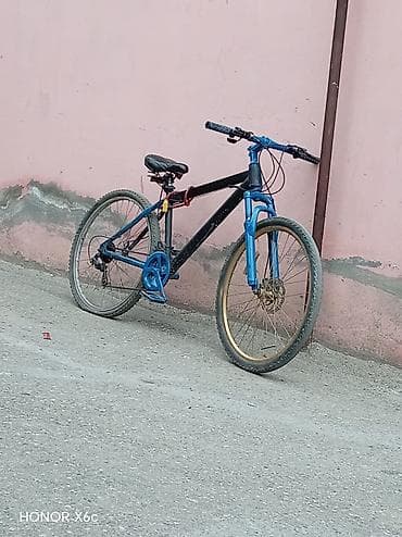 Şəhər/dağ tipli velosiped - Göz oxşayan dizayn: mavi-qara rəng