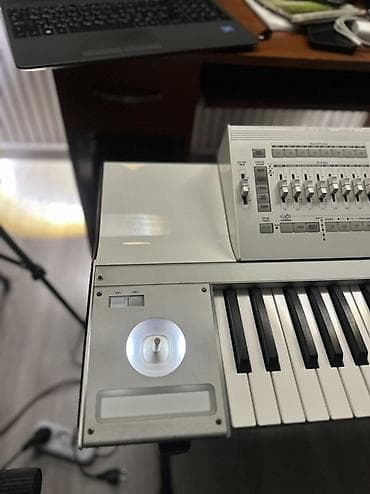 gitara simi: Sintezator, Korg — 3