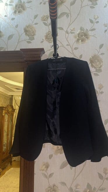tek pencek: Qadın qara blezer - Ölçü: M - Klassik dizayn, düyməsiz model - Qısa — 1