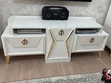 ağ qapilar: Qonaq otağı üçün dəst – modern klassik üslub Dəst tərkibi: - Konsol — 2