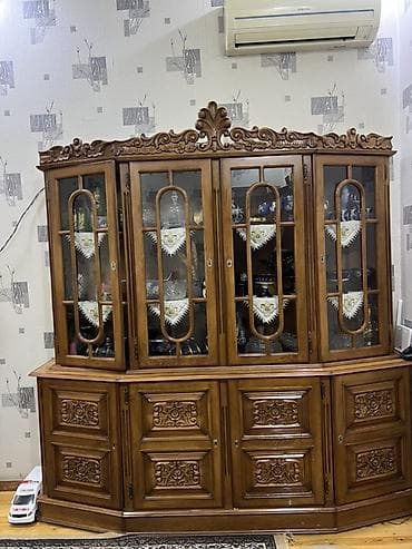 Şüşəli dolab vitrini