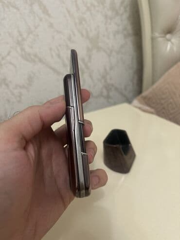 Apple iPhone: Nokia 8 Sirocco — 5