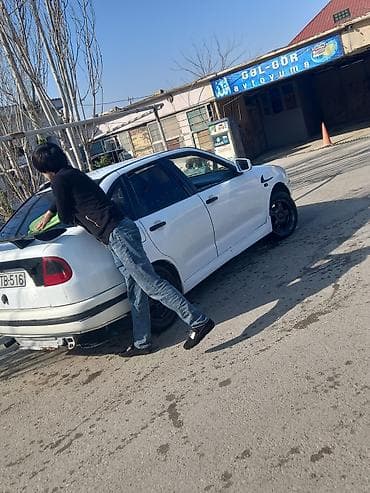 16 diski teker: Ağ rəngli 5 qapılı hetçbek avtomobil. Nömrə: 90-TB-516. 1600 qiymeti — 2