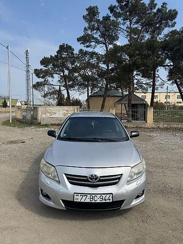 xarici masin: Toyota Corolla sedan – gümüşü rəng. - Kuzu: 4 qapı, kompakt sedan — 3
