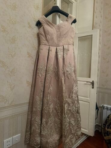 toy libaslari 2022: Şık ziyafət/gecə geyimi - Rəng: Púdra çaları, üzərində qızılı-naxışlı — 2