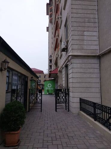 qarayev obyekt: Qaraev metrosuna yaxin 10 mertebeli binanın 1-ci mərtəbəsində yerləşən — 22