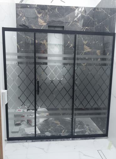 Душевые насадки, лейки: Qara çərçivəli, şüşəsi naxışlı duş kabinəsi. Üç sürüşən qapısı var at lalafo.az — 1 Душевые насадки, лейки: Qara çərçivəli, şüşəsi naxışlı duş kabinəsi. Üç sürüşən qapısı var — 1