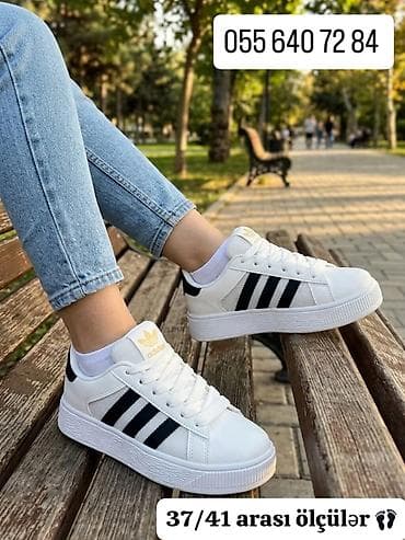 nike krasofkalar: Ağ rəngli, qara zolaqlı idman ayaqqabısı. Klassik zərif dizayn — 1