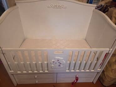 продам детскую кроватку: Ağ rəngli uşaq beşiyi, uşaqlar üçün rahat və təhlükəsiz yataq təmin — 3