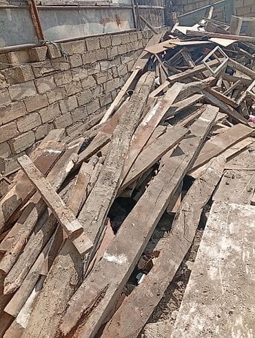 Tikinti söküntüsündən çıxan taxta materialları - Müxtəlif ölçülü və