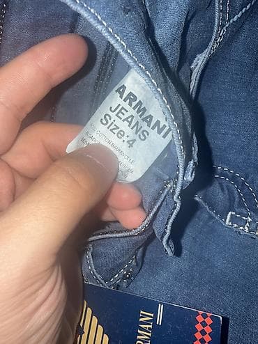 Uşaq dünyası: Emporio Armani uşaq cins şortu və kəmər dəsti - Model: Emporio Armani — 2