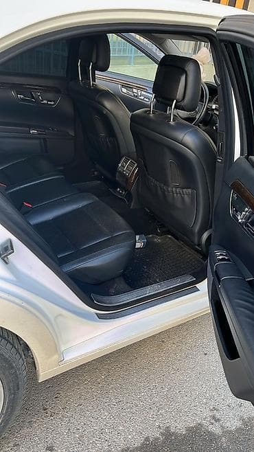 mercedes alan adam: Mercedes-Benz S-Class sedan (W221) – ağ rəng, 4 qapılı, arxa ötürücülü — 4