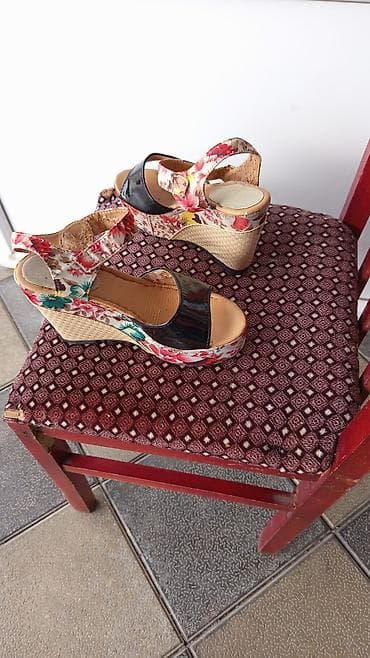 Qadın platforma sandaleti 37raz. - Model: Dolğu daban (wedge) sandal -