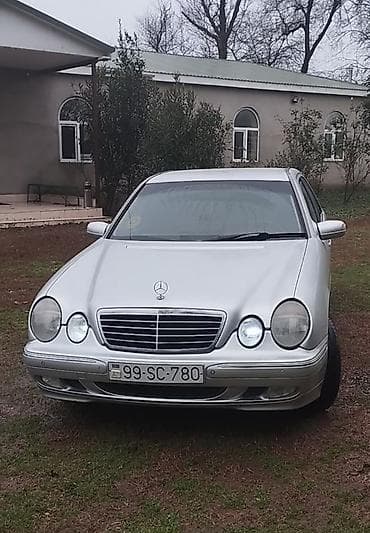 Mercedes-Benz E 220: 2.2 l | 2001 il Sedan