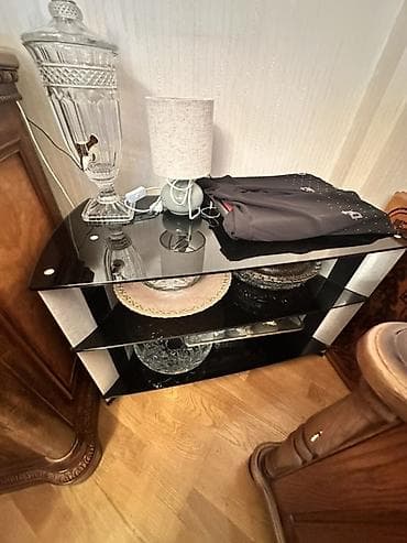 Düz TV altlığı, Polkalı, Şüşəli