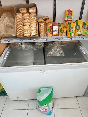 Yarımfabrikatlar: Mağaza vitrinində müxtəlif ərzaq məhsulları: - Çərəzli-sadə — 1