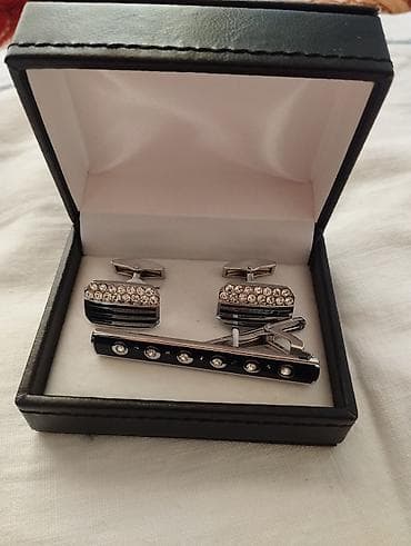 sumqa: - Məhsul: Qol düymələri və qalstuk iynəsi dəsti - Tərkib: 2 ədəd qol — 1