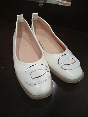 Ağ rəngli qadın baletkaları - Klassik, qapalı baletka modeli - Yumşaq