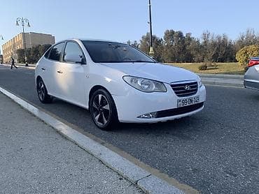 elantra təkər: Hyundai Elantra sedan – ağ rəng, 4 qapı, şəhər və tras üçün praktik — 2