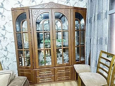 Klassik üslublu vitrinli bufet - Material: ağac teksturalı korpus