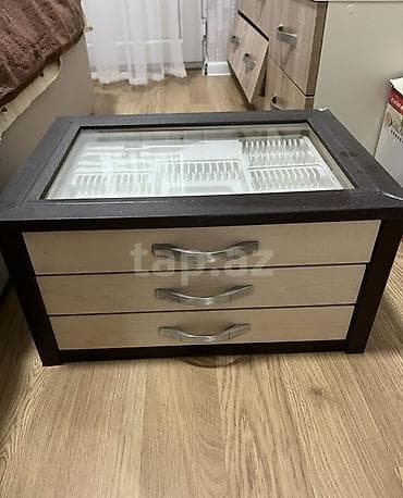 Другой декор и предметы интерьера: Zinət əşyaları üçün vitrinli şkaf-qutu - Üst hissəsi şüşəli vitrin — 1