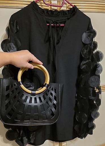 Qara bluz az geyinilib.və çanta dəsti. her ikisi ela veziyyetde. hezi