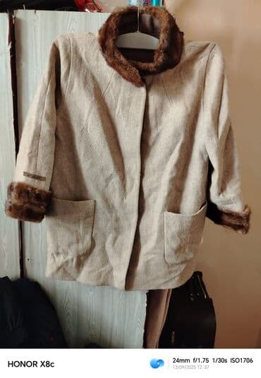 yun jaket modelleri: Qadın kürkü yaxalı paltok - Model: qısa kəsimli, düz siluet - Rəng — 1