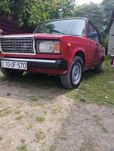 Qırmızı rəngdə olan VAZ 2107 markalı avtomobil. Avtomobil yaxşı
