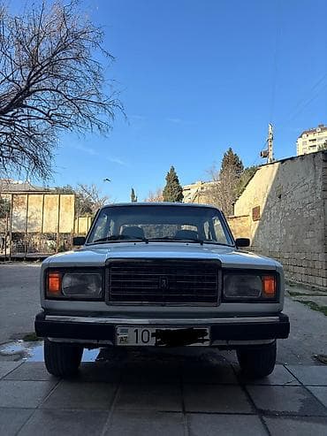 VAZ 2107 sedan – klassik ağ rəngdə, 4 qapılı kuzov. Texniki