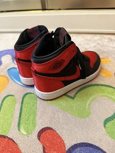 Bayram kostyumları: 270 alinib 1-2 defe geyinilib 29.5 razmer.Nike Air Jordan 1 Mid (uşaq — 2
