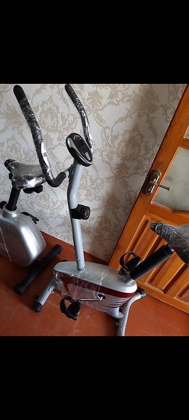 gitara satisi: Trek üçün nəzərdə tutulmuş stasionar velosiped. Üzərindəki ekran — 1