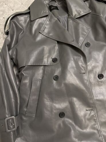 kişilər üçün qış plaşı: Boz rəngli uzun trençkot (eko‑dəri) - Material: hamar, parıltılı — 7