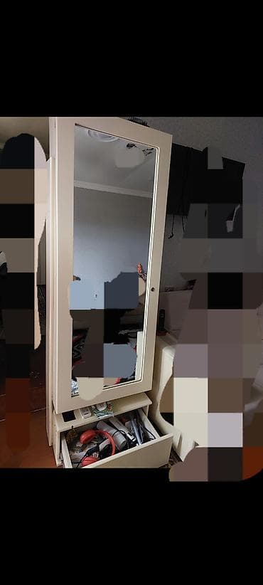 Güzgülü bəzək kabineti - Ön hissəsi tam ölçülü güzgü ilə örtülü şkaf