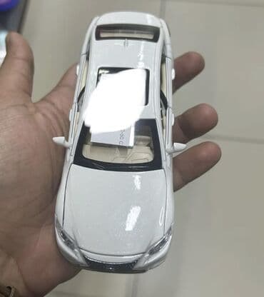 truba: Mercedes‑Benz C‑Class (sedan), ağ rəng. Xüsusiyyətlər: - Kuzov: 4 — 5