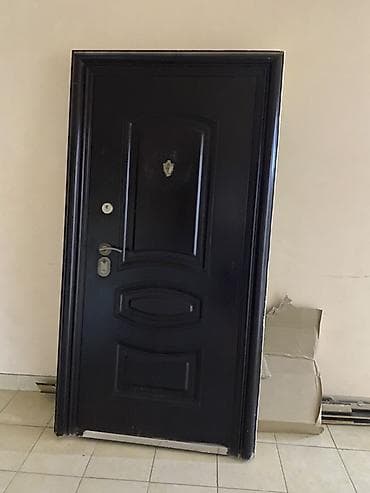 seyfi qapi: Metall giriş qapısı - Rəng: tünd (qara) - Material: polad karkas — 1