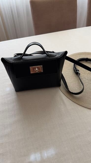 женский кожаный кошелек: Dəridən hazırlanmış qadın çantası, qara rəngdədir. Çanta yuxarı — 1