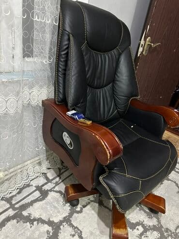 геймерское кресло: С колесиками, Рукояти не регулируются, Кожзаменитель — 3