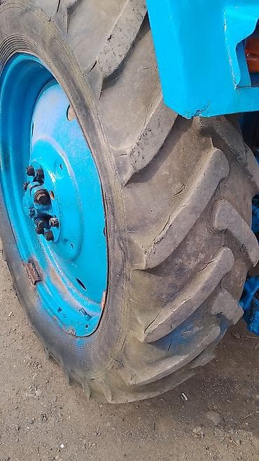 bak 100 liter: Mavi rəngdə kabinəli kənd təsərrüfatı traktoru. Xüsusiyyətlər və — 5