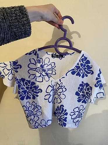 Qısa bluzka – ağ üzərində mavi iri çiçək naxışlı - Model: qısa (crop)